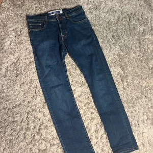 Jacob Cohen Bard - Säljer dessa riktigt snygga Jacob Cohen jeansen i modellen Bard. De är i riktigt bra skick utan defekter förutom att size tags är bortklippta. Mått: längd - 103cm. Midja - 39/40cm. Innerben - 76cm. Skulle gissa att original storleken är 30. Bara att skriva över frågor och funderingar.