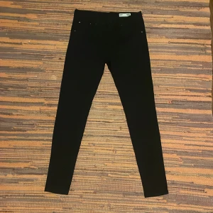 Svarta skinny jeans - Ett par svarta skinny jeans från lager 157, har inte märkt av några defekter, stretchigt material, de är bekväma bara inte min stil längre
