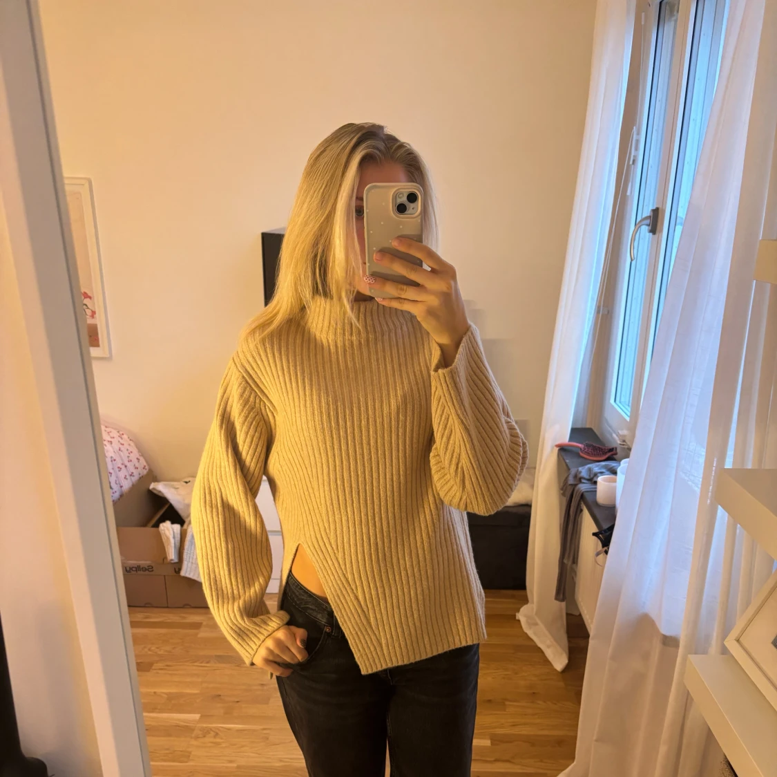 Beige ribbad stickad tröja med slits