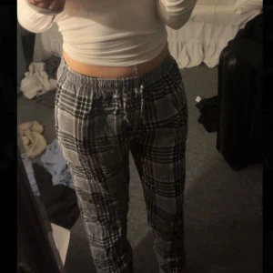 Rutiga pyjamasbyxor  - Säljer dessa grå mjukisbyxor/ pyjamas byxor, i storlek S. Nästan helt oanvända.