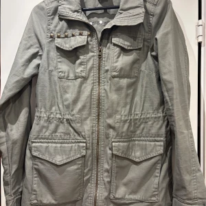 Jeansjacka i oliv färg  - Jättefin jeansjacka från divided i färgen grön/grå/oliv. Säljer då den är för liten, storlek 34/XS