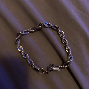  Silver Cordell armband 7mm - Säljer mitt silver Cordell armband som är 7mm och väldigt fin och fräsch färg, billigare vid snabb affär!