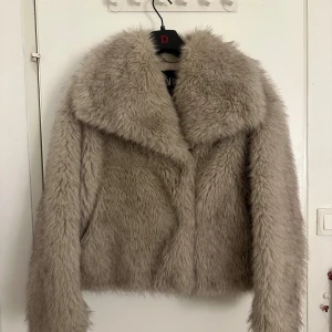 Trendig päls jacka Zara - Säljer min fina trendiga pälsjacka från Zara. Köptes föra vintern i butik men endast använt ett fåtal gånger. Jackan är som nyskick inget fel på den. Skulle även säga att jackan passar storlek M. Köpte för 1295kr. Priset kan självklart diskuteras💋