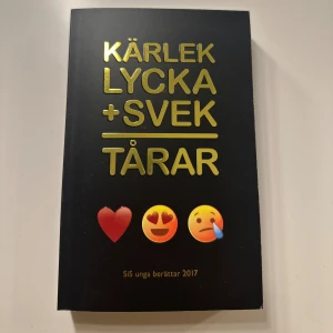 Kärlek Lycka + Svek Tårar - En samling av 154 texter från unga på 19 ungdomshem. Här delar de sina tankar om kärlek, vänskap, svek och livet på institution. Äkta känslor och berättelser om att hitta sin plats i världen – direkt från unga till unga.