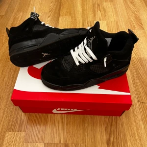 Jordan 4s black cats - Jordan 4 black cats… 1 till 1 f🅰️kes 🥾👟👞storlek 41 passar 42