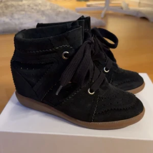 Isabel Marant Etoile Bobby Sneakers - Jättefint skick! Alla tillbehör medföljer, nypris 6150kr. Passar mig som brukar ha 36.5