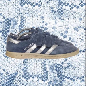 Adidas Frankfurt🥲⚡️ - Säljer dessa sällsynta Adidas Frankfurt i storlek 43. Skicket är bra, inga större slitage eller tecken på användning! Skriv gärna vid intresse då priset är förhandlingsbart vid snabb affär!⚡️