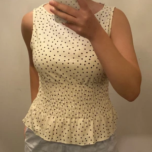 Prickig topp - Sååå gullig krämvit topp med marinblå prickar. Aldrig använd. Den är från Gina tricot💐🙌