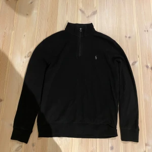 Ralph Lauren half zip - Mycket bra kvalitet. Inga defekter. Vänligen kontakta vid frågor :) 