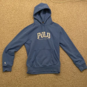 Polo Ralph lauren hoddie (ljusblå)  - Original pris, 1400kr. Bra skick, Medium men passar riktigt bra på folk med storlek small.