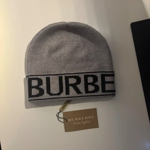 Grå burberry mössa  - Helt ny. Perfekt till vintern 