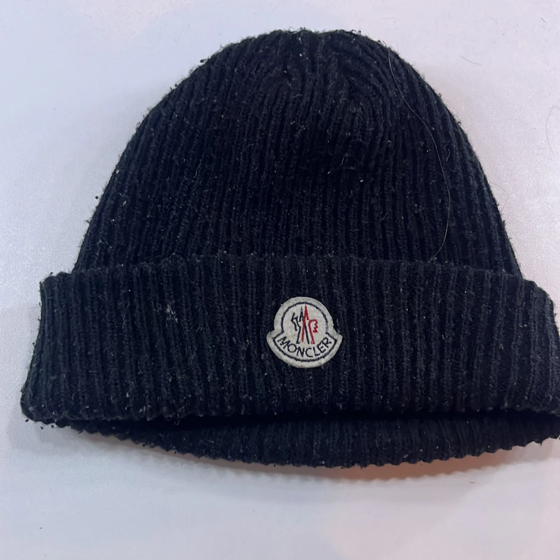 Svart moncler mössa