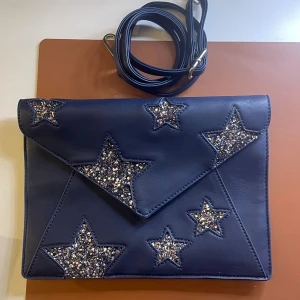 Blå kuvertväska  - Snygg blå kuvertväska som har en avtagbar axelrem💕säljer då den inte kommer till användning