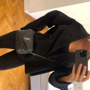 Carin Wester kappa - Helt slutsåld kappa från Carin Wester, st 36 passar mig som har S💗 Säljer då jag köpt en annan Kan tänka mig å sänka priset vid snabbt köp