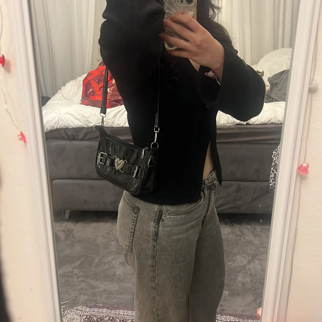 Svart axelväska med hjärtdetalj - 2