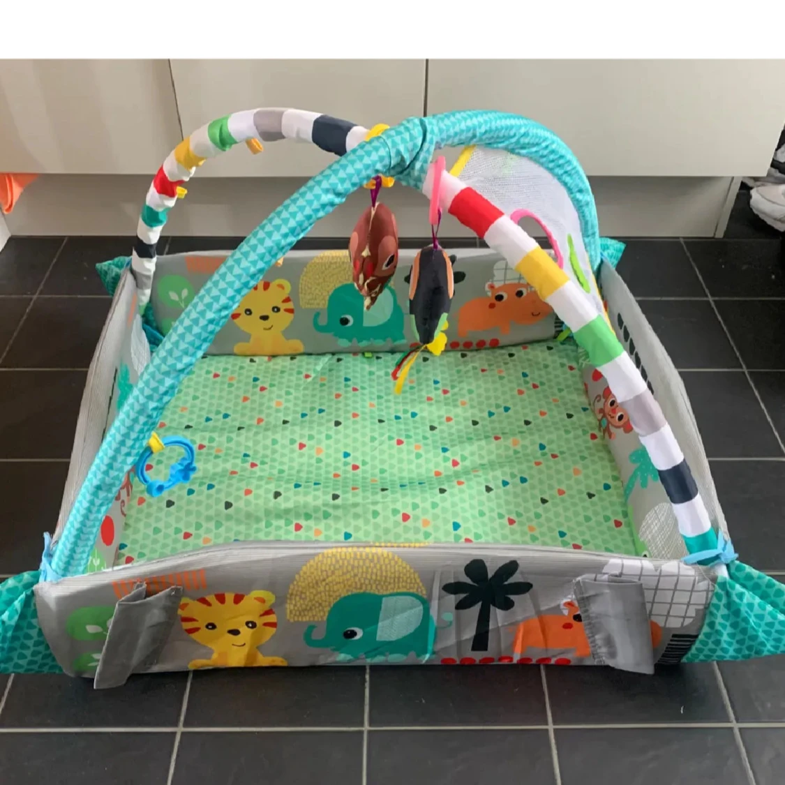 Babygym med djurmotiv och leksaksbågar - 1