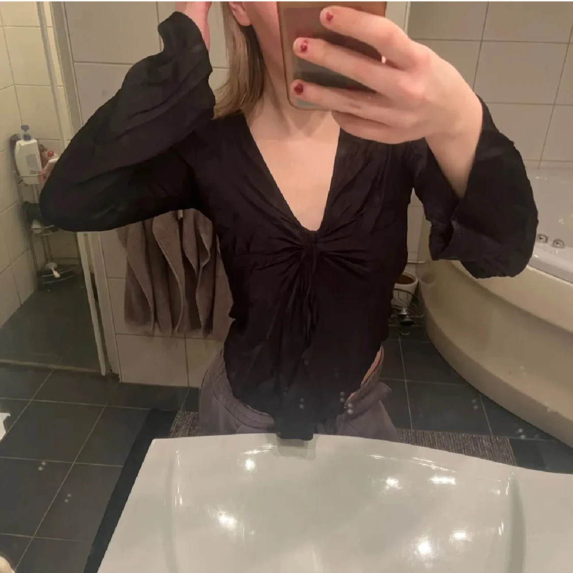 Svart omlottopp med v-ringning