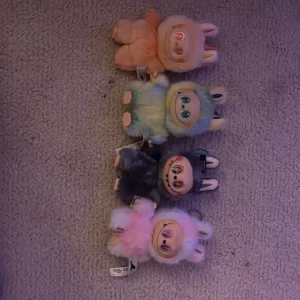 Pop Mart The Monsters Plush Collection - Fyra samlarfigurer från Pop Mart The Monsters-serien. Mjuka, färgglada och i mycket fint skick, utan synligt slitage. Perfekta för samlare eller som present. Alla etiketter sitter kvar och färgerna är klara. Billigare att köpa det här än alla andra.