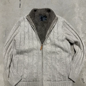 Kofta med päls eller fodring - Säljer nu denna extremt eftertraktade och sällsynta nobrand cardigan eller koftan med fodring eller päls! Grymt skick, inga defekter - ser exakt ut som på bilderna! Storlek M! Skriv gärna vid frågor 💬✌️