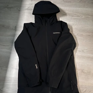 Peak performance jacka  - Hej, säljer nu min peak performance jacka som tyvärr blivit för liten den är väl andvänd och i my leg gott skick nästan som ny. Nypris ca 2200 kr/ Vid intressen kom Dm. Priset är ej hugget i sten 