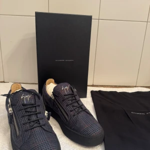 Giuseppe Zanotti - Säljer dessa feta giuseppes. Strl 43. Skorna är i bra skick näst in till nytt. Box, dustbag med följer. Skirv för mer frågor eller funderingar kring skorna. ÄKTA.