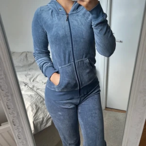 Cubus Set <3 - Superfint blått tvådelat set, hoodie + mjukisbyxor. Från Cubus i storlek XS. Okej skick, använt men har mer att ge. Saknar snören <3