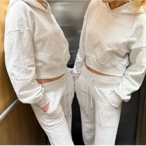 Alobha Label hoodie - Hoodie från Alobha Label! Detta är den croppade versionen🤍