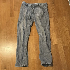 Jack & Jones Loose Chris ljusblå jeans - Ljusblå jeans från Jack & Jones i modellen Loose Chris. Byxorna har en loose fit med raka ben och klassisk femficksdesign. Tillverkade i bomull med en skön, avslappnad känsla. Perfekta för dig som gillar en ledig stil.