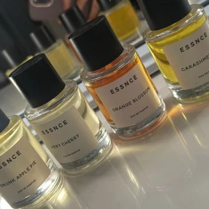 Essnce Eau de Parfum samling - Upptäck fyra unika dofter från ESSNCE: Drunk Apple Pie, Very Cherry, Orange Blossom och Carashmellow Perfekt för dig som vill testa något nytt och sticka ut med personliga parfymer. Eau de Parfum för dig som gillar att variera din stil. 300kr per styck!! 