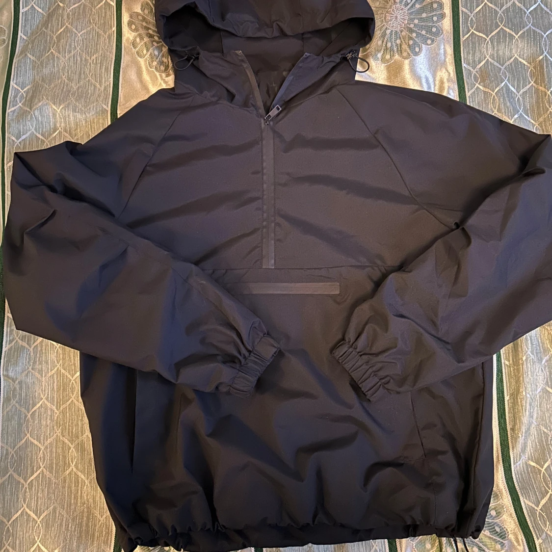 Svart vindjacka med huva och half zip - 1