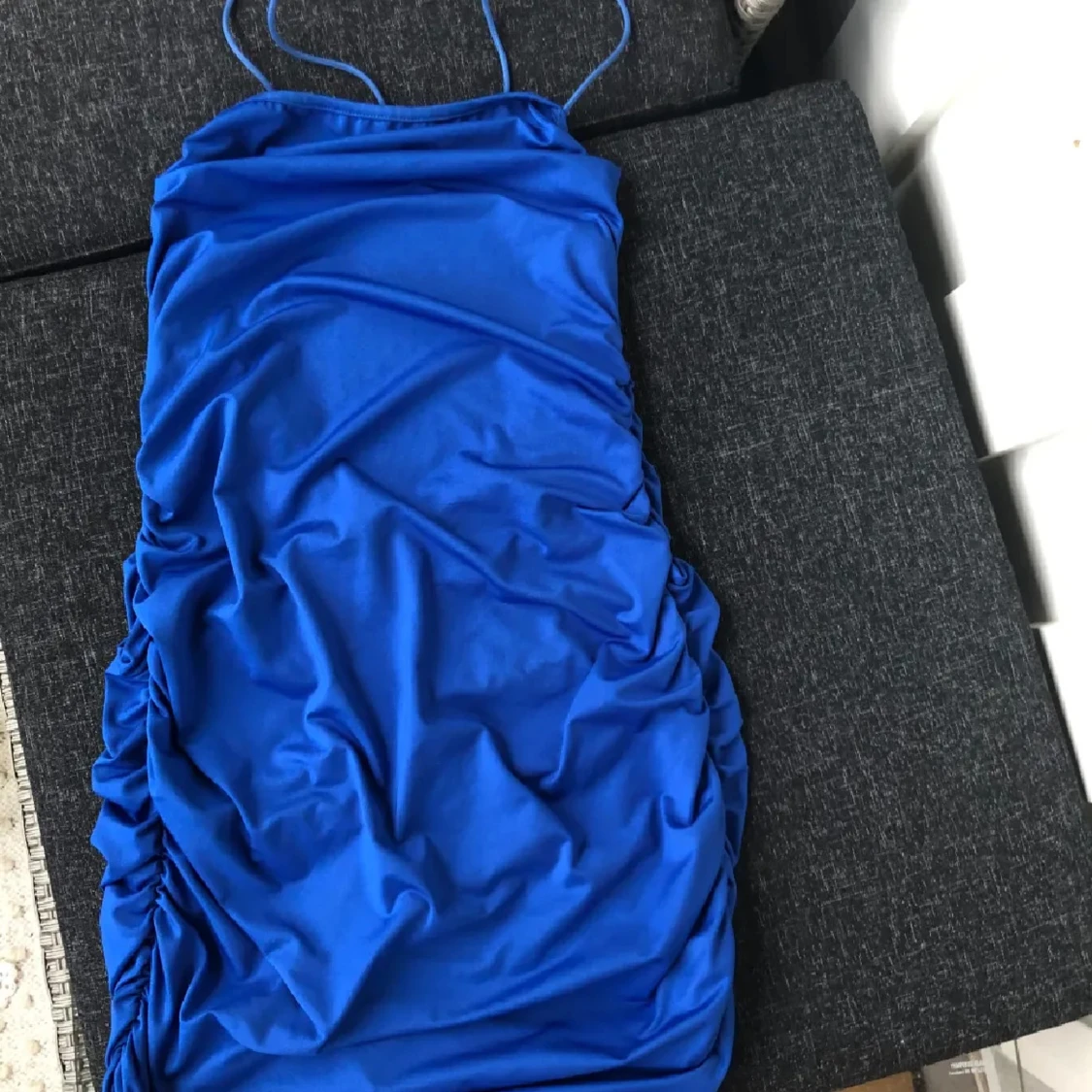 Blå klänning med smala axelband - 2