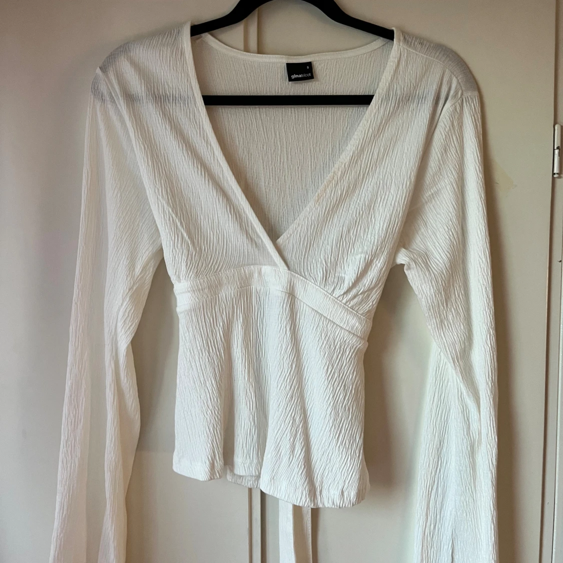 V ringad topp med knyt  - 1