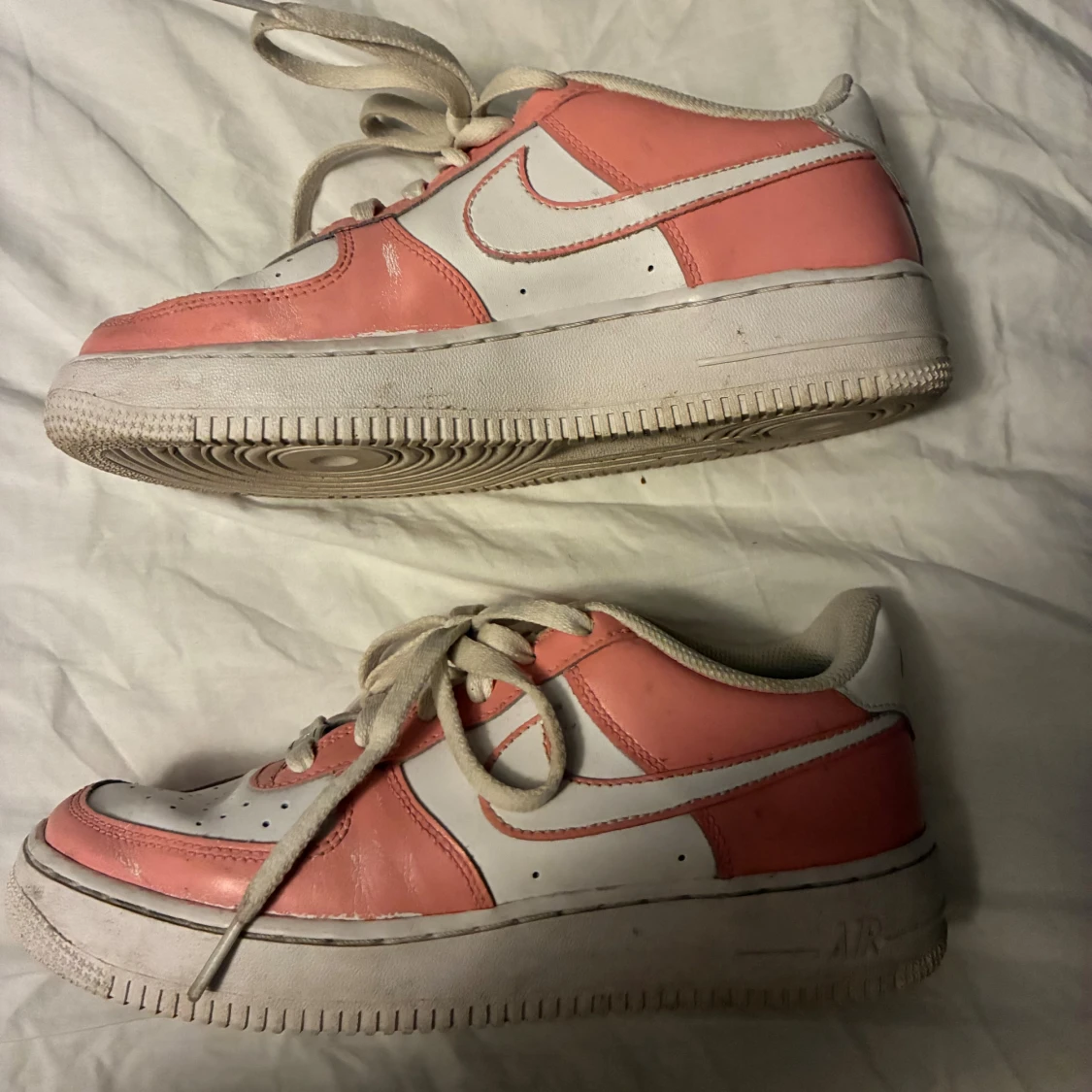 Nike Air Force 1 rosa och vita sneakers - 1