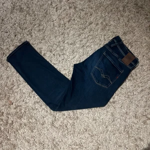 Replay anbass hyperflex jeans slim fit herr w32 wash - Replay anbass hyperflex jeans i slim passform. Mycket bra skick, inga defekter. Storlek W32. Riktigt skön wash på dessa, postas samma dag som köp eller dagen därpå🙌💯
