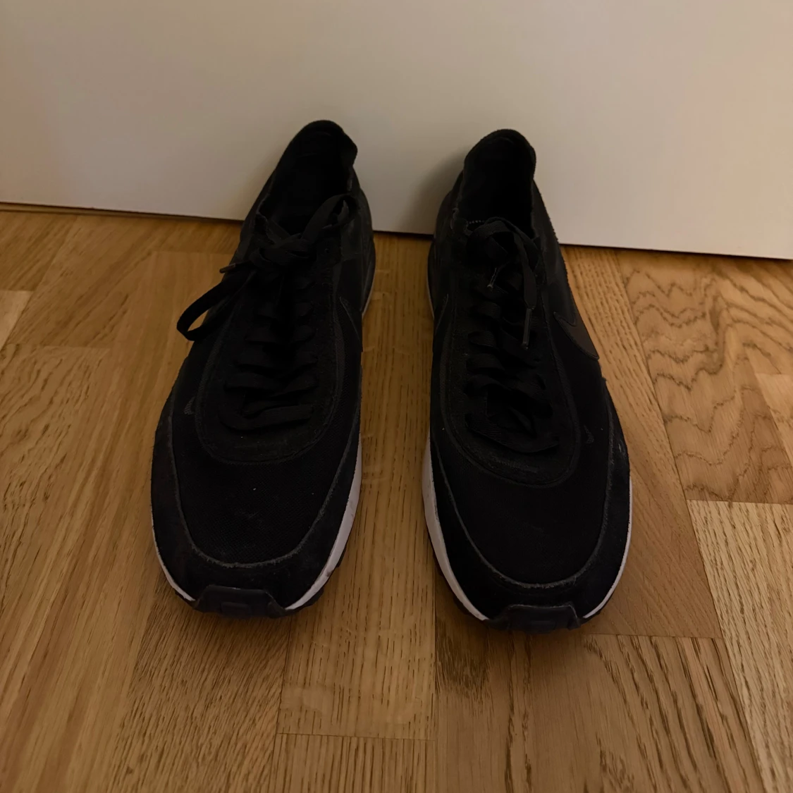 Svarta Nike sneakers med vit sula - 1