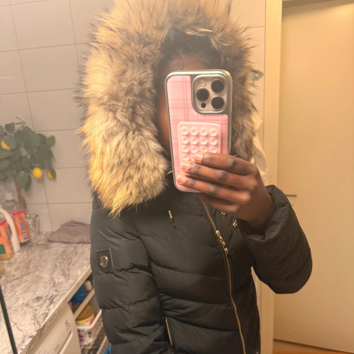 Svart pufferjacka med pälsluva - 1