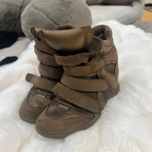 Isabel Marant skor  - Storlek 39, skick 7,5/10. använda men har fortfarande väldigt mycket liv kvar i dem, givetvis autentiska. Endast skorna medföljer, endast 1699.