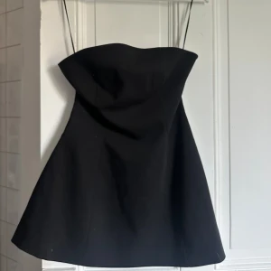 Svart axelbandslös topp Stockh LM - Supersnygg svart axelbandslös topp från Stockh LM Studio i storlek 36. 