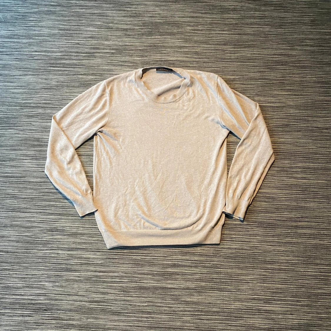 Beige stickad tröja från Oscar Jacobson