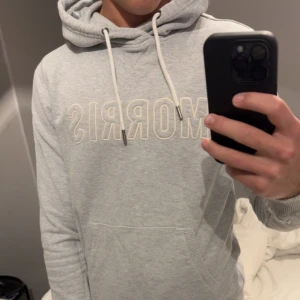 Ljusgrå hoodie från Morris - Pris:500kr men är inte skrivet i sten!! billigare vid snabb affär, storlek xs men passar S jag har M och såhär sitter den på mig börjar bli lite liten tröjan har gått sönder i armarna längst nere men har fått de lagat, bra gjort så inget som kommer gå sönder igen,MVH\Lex😁