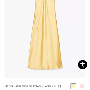 Gul balklänning  - Super fin gul balklänning i satin, använd en gång på min bal, öppen i ryggen. Säljer samma i en fin ljusrosa 