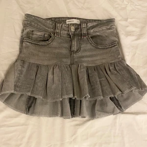 Grå volangkjol i denim  - Säljer en grå jeanskjol med volang. Jag har sytt kjolen själv och jeansen är ursprungligen från gina🥰