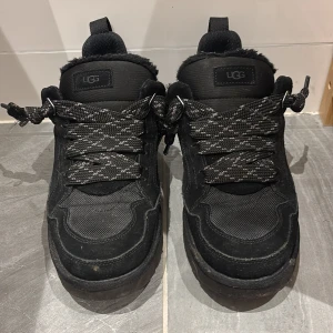 Ugg lowmel - Säljer ett par svarta UGG lowmel skorna är lite smutsiga men ej tvättade storlek 43 passar till 44 också skulle jag säga endast skorna ingår köpta på Vinted med artikelverifiering så de är äkta start pris 1699 men kom med bud 