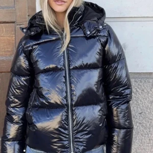 Svart glansig pufferjacka från Nelly - Svart pufferjacka från Nelly. Har använts 8-10 gånger ser helt ny ut, inga fel på jackan. Använder inte den för köpte en annan💕