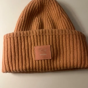Acne mössa i laxrosa - Jätte fin acnemedel i laxrosa färg. Använd men inga stora tecken🥰