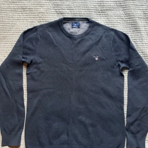 Mörkblå stickad tröja från Gant - Snygg mörkblå stickad tröja från Gant i premium bomull. Nästan helt ny och inga skador. Skriv om du undrar nåt. Tröjan passar också S