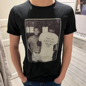 T-shirt från Limitato - Riktigt snygg svart t-shirt från Limitato med Mohammed Ali tryck. Inga defekter. Säljer då jag inte använder och rensar garderoben. Skriv om ni har frågor! Pris kan diskuteras. 