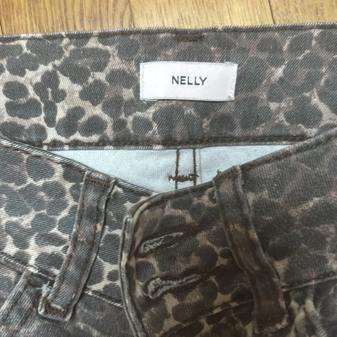 Leopardmönstrade bootcut jeans från Nelly - 1