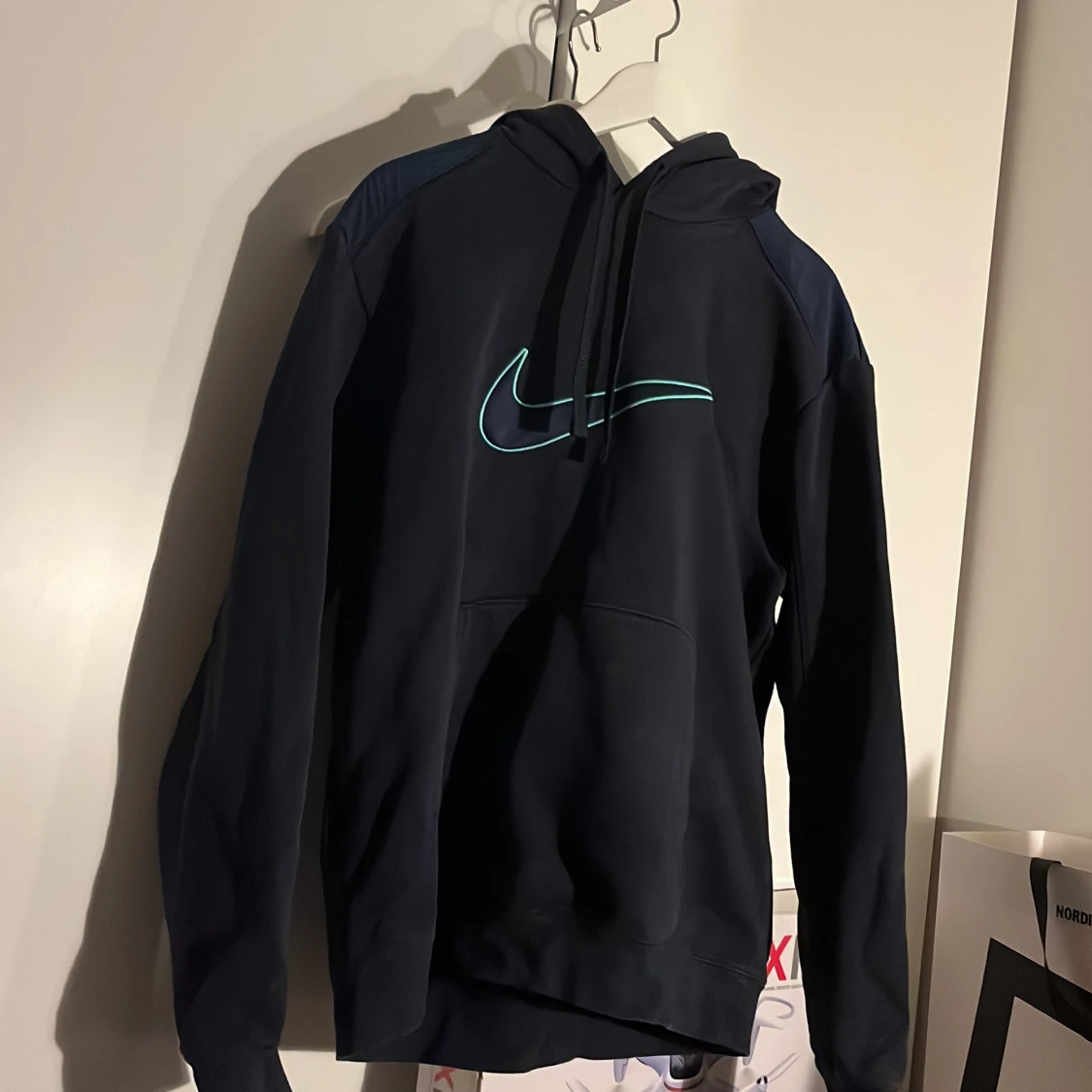 Svart Nike hoodie med turkos Swoosh