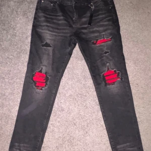 Jeans A - Säljer nu mina svart/röda jeans. Riktigt fetta byxor. Och kan göra en outfit så mycket snyggare. Storlek W38